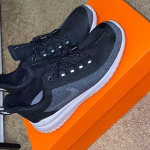 Gray and black nike renew